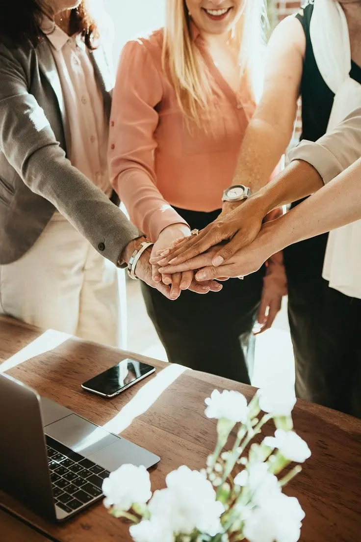 Equipo de consultores analizando estrategias para startups